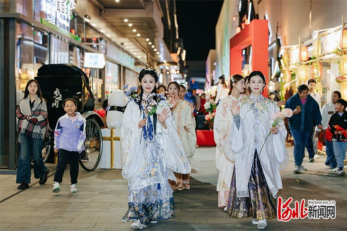 10月5日晚，在廊坊市水云间文化商街上，“金陵十二钗”巡游。河北日报记者 刘杰摄