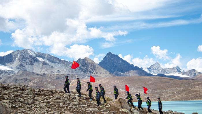 霍尔巴边境派出所组织民警和护边员共同在辖区实地巡逻踏查