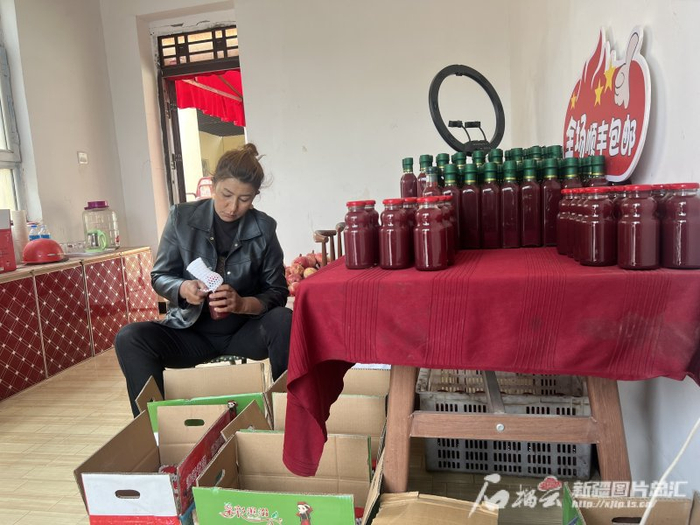 　　9月30日，在第二届“皮亚曼甜石榴熟了”文旅活动现场，石榴种植户正在打包石榴汁。石榴云/新疆日报记者 拍热扎提·阿不都 摄