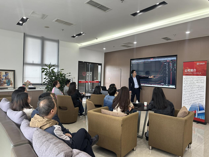 图：中泰证券西南分公司为投资者提供讲解（受访者供图）