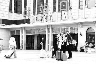 昨日抵京旅客出站后拍照留念 摄影/本报记者 袁艺