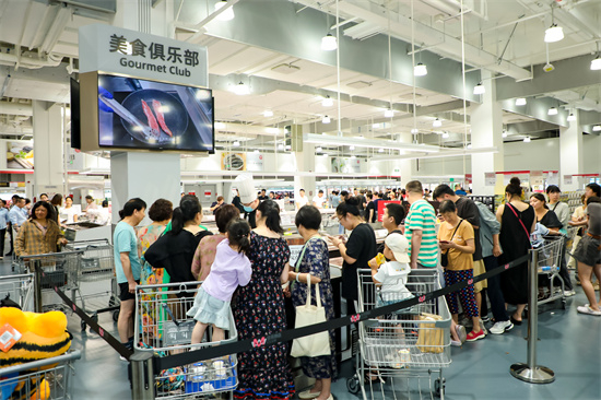 ▲常熟M会员店消费者们排队购买商品