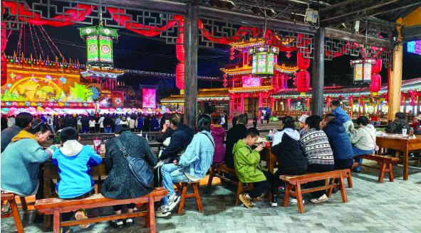 10月1日晚，互助土族故土园景区的天佑德不夜城第二季国风盛宴激活了“夜经济”。摄影：陈俊 赵琦