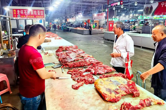 消费者正在牛肉摊上挑选牛肉。记者 黎莉 摄