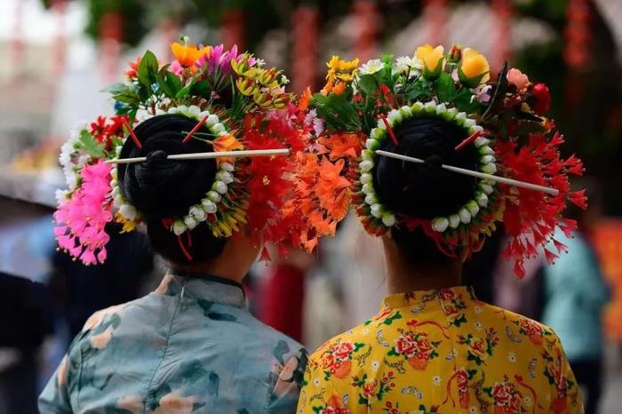 游客在泉州头戴蟳埔簪花围，体验当地风土人情 图源：“央视新闻”微信公众号