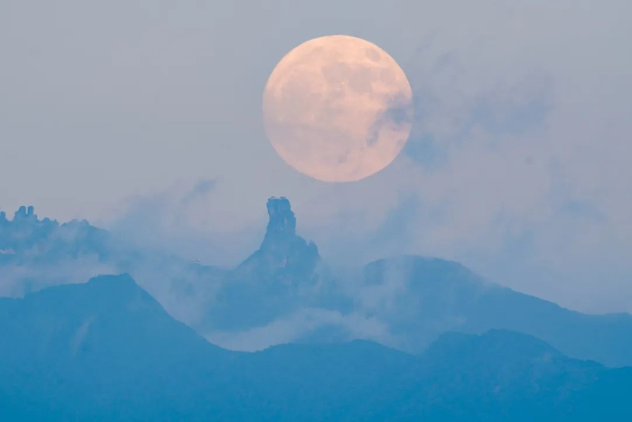 9月17日，月亮从贵州梵净山金顶上空升起。新华社发（吴海摄）