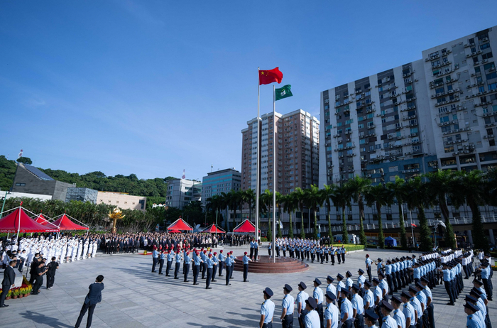 10月1日，澳门特别行政区政府在金莲花广场隆重举行升旗仪式，庆祝中华人民共和国成立75周年 新华社图