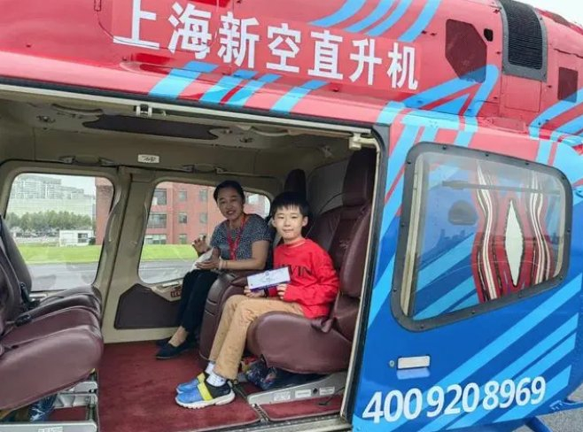  10月1日，吴女士带着10岁的儿子准备起飞，体验黄浦江低空旅游项目。新华社记者 龚雯 摄
