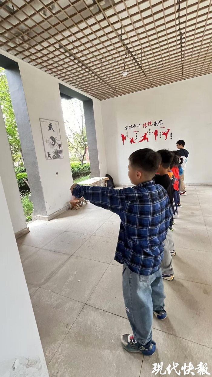 石育全在教社区的孩子打咏春 受访者供图