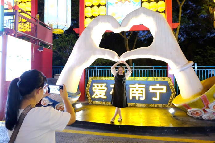     ▲打卡“南宁之夜”，体验不夜城的热情。