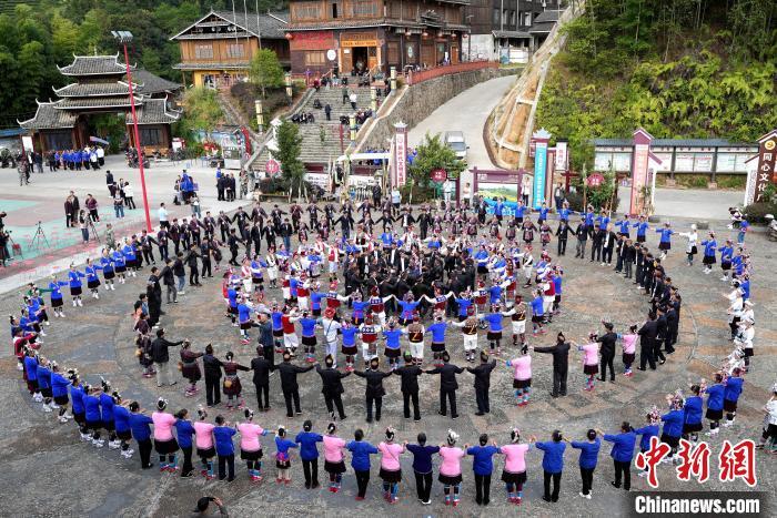 10月2日，在广西三江侗族自治县八江镇布央村，民众以多彩民俗活动庆祝国庆节。图为民众表演多耶舞。　吴练勋 摄