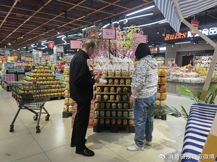 消费者在超市选购罐头产品 闫 利 摄