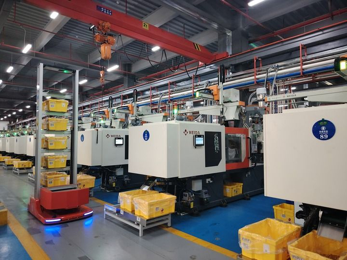 江西中积智造科技有限公司5G数字产业园生产车间，机器人在搬运零部件产品（2024年9月24日摄）。新华社发（邓浩亭 摄）