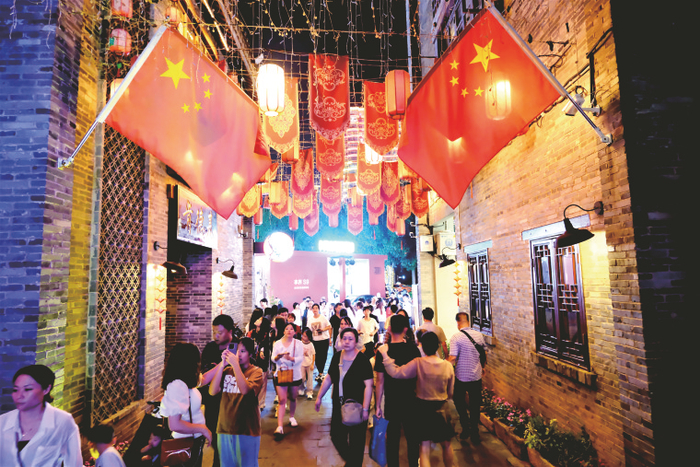    ▲南宁老街，国庆氛围浓厚。
