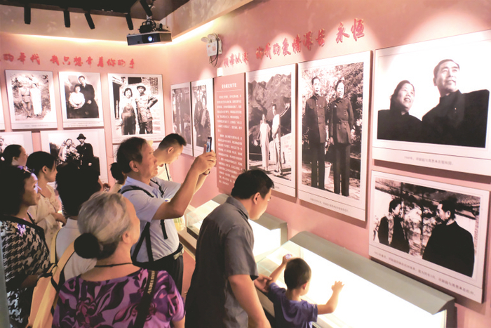     ▲参观邓颖超纪念馆，寻访红色印记。