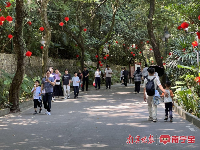 国庆假期接近尾声，桂平西山风景名胜区还有不少旅客前来游玩。记者 黄敬敏 摄