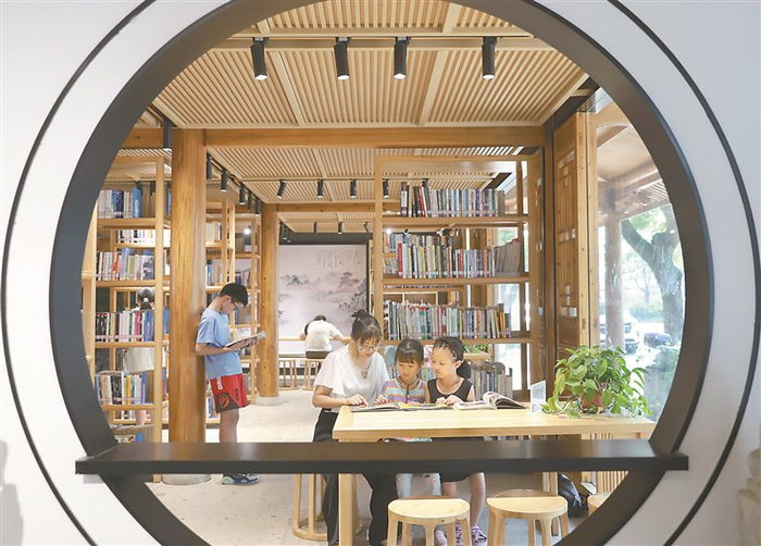 图为在浙江省台州市路桥区蓬街镇小伍份村乡村图书室，小朋友在家长陪伴下阅读书籍。 图片来源：视觉中国