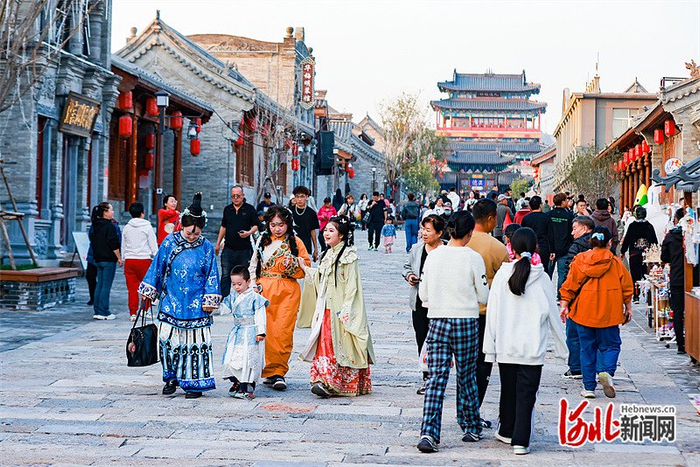 10月4日，游客在张家口市万全区万全右卫城游玩。 河北日报记者 耿 辉摄