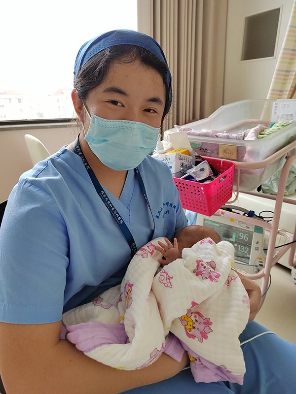 2024年暑假，赖可（化名）在复旦大学附属儿科医院新生儿诊疗中心暑期实践。复旦大学附属儿科医院供图