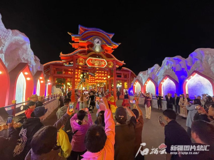 　　特克斯县夜间演出吸引众多游人。石榴云/新疆日报记者姚刚摄