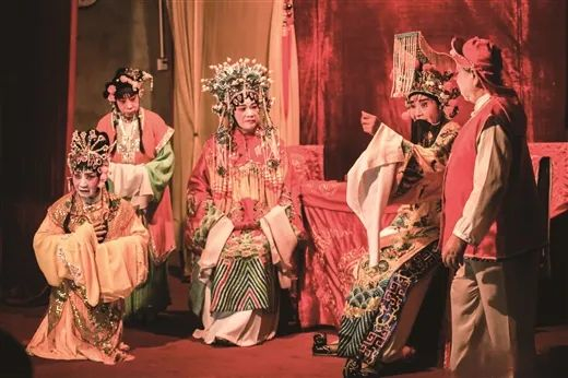 演员在台上表演。含笑 摄