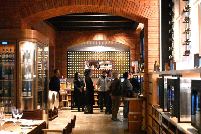   游客在图兰朵葡萄酒小镇的酒窖参观。新华社记者 毛竹 摄