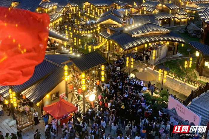 南岳里·庙会民俗美食街迎来众多游客打卡。