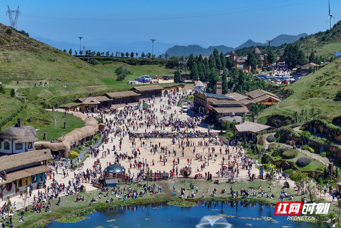 郴州仰天湖大草原景区人流如织。