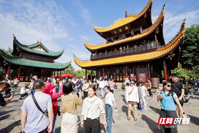国庆期间，游客打卡岳阳楼。