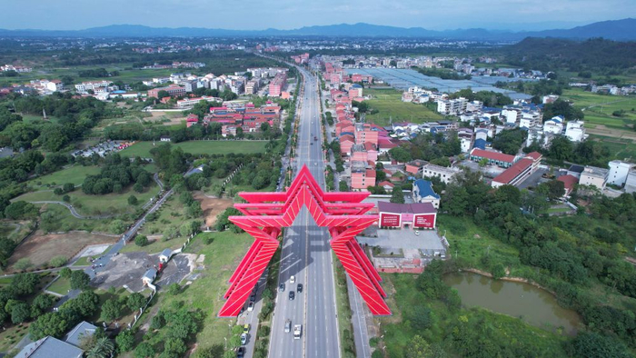 位于江西省瑞金市叶坪革命旧址群附近的“胜利之门”雕塑（2024年10月2日摄，无人机照片）。新华社发（邓浩亭 摄）