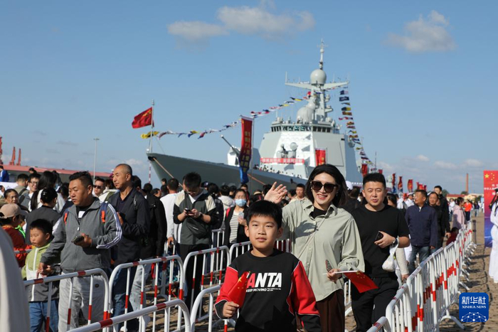  10月1日，在山东青岛参加海军舰艇开放活动的民众在码头排队，等待登舰参观。新华社记者 李秉宣 摄