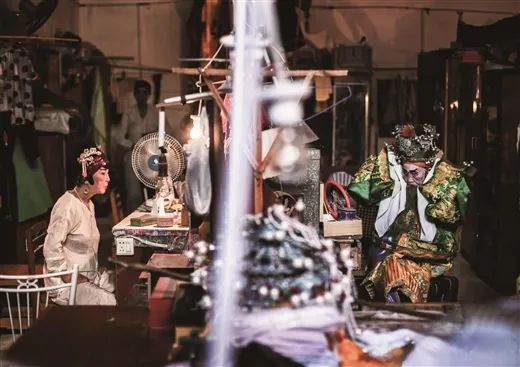 演员在后台上妆。含笑 摄