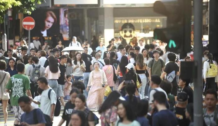 △国庆假期期间，香港街头人流如织。