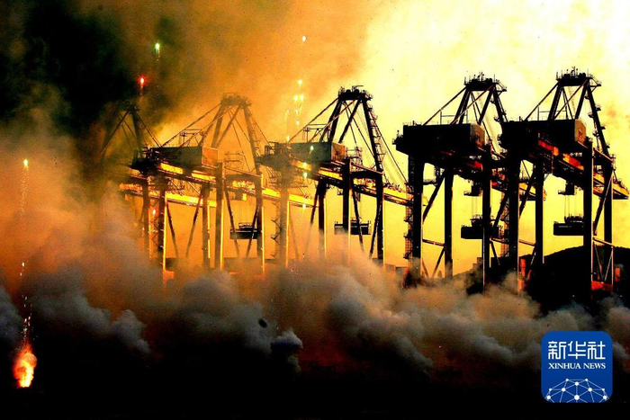 2008年12月6日，在上海洋山深水港三期工程建成仪式上，烟花在北港区码头上燃放。