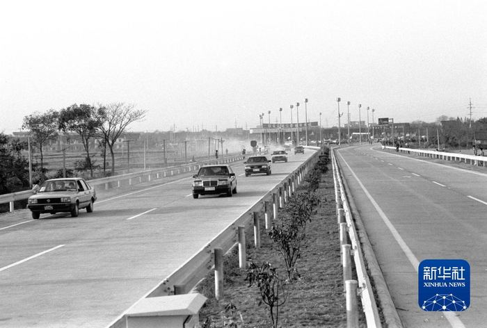 1988年10月31日，中国第一条高速公路——沪嘉高速公路全线通车。