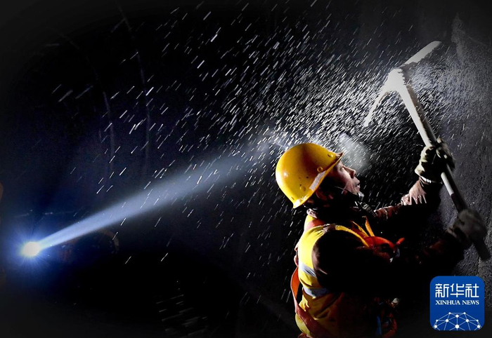 2018年1月25日，打冰队队员在河南省三门峡市观音堂隧道内作业。