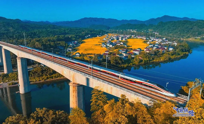 　　复兴号穿过湖南怀化的美丽村庄。李小平 摄