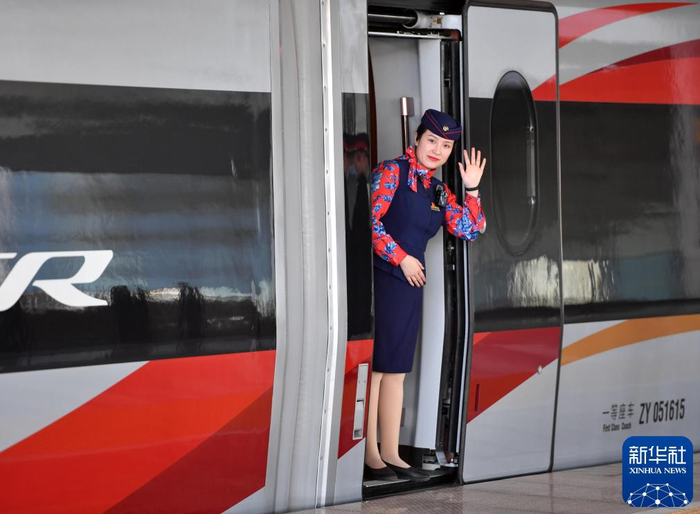 2023年12月8日，济郑高铁全线贯通运营，济郑高铁郑州东站首发G4830次列车乘务员向旅客挥手致意。