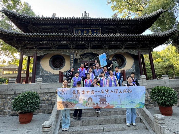 四川励之学社师生在晋祠博物馆内研学。新华社记者王学涛 摄