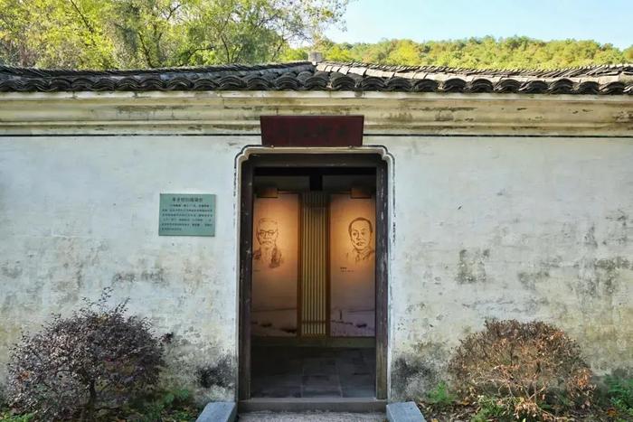 春晖名人故居馆背靠象鼻山，面临白马湖 图源：“绍兴文旅发布”微信公众号