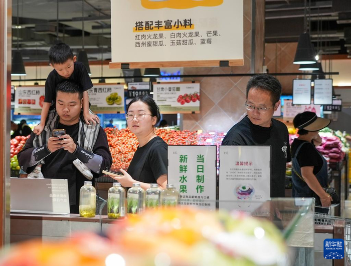   2024年8月22日，顾客在许昌胖东来天使城店选购商品。新华社记者 刘振坤 摄