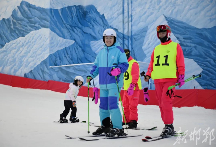 国庆佳节期间，在鲲乐湾欢乐冰雪世界，游客在体验滑雪乐趣。邯郸新闻传媒中心记者 周绍宗 袁艺睿/摄
