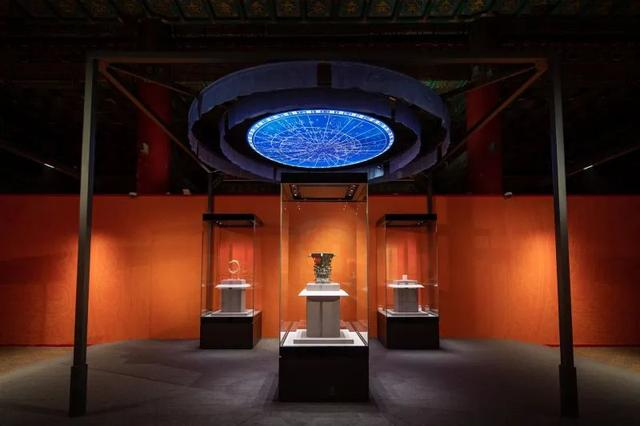 |故宫博物院“何以中国”特展中央展台，左为红山玉龙，右为良渚玉琮，陕西何尊位居中央。 图/故宫博物院