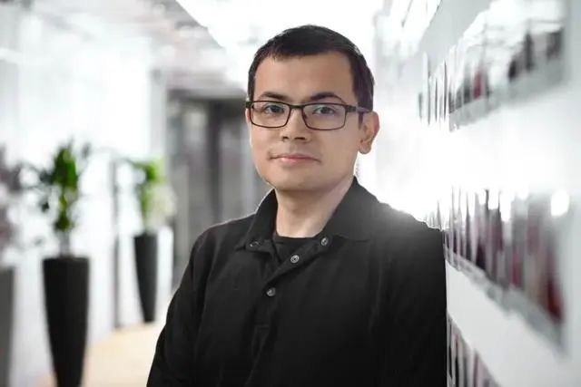 年轻时的哈萨比斯，图片来源：英国皇家工程院