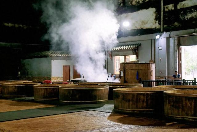 |被纳入重庆非物质文化遗产的“江津烧酒酿造技艺”，是江小白的技艺之源。图源/江小白