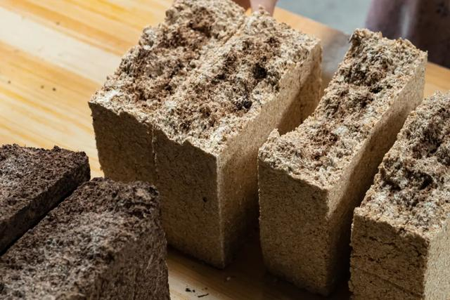 |在酒糟中加入大曲或曲麸入窖发酵，或拌曲时加入酒尾，都可以制成酒醅。 摄影/好酒地理局视频中心