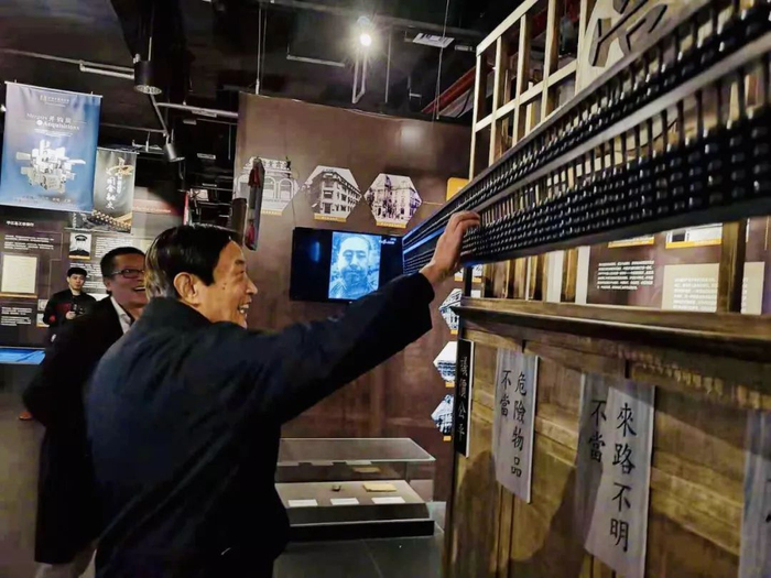 ▲ 马永伟先生莅临金融博物馆参观