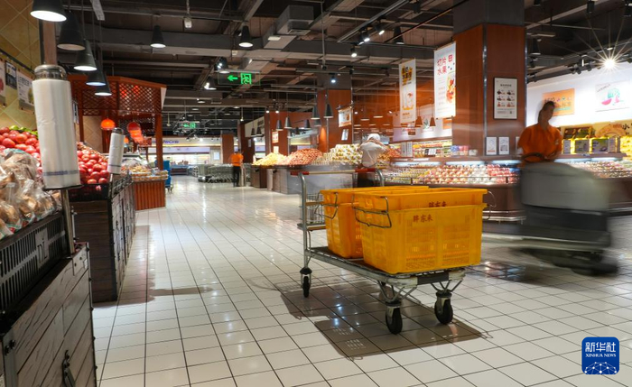   2024年8月22日拍摄的营业前的许昌胖东来时代广场店。新华社记者 刘振坤 摄