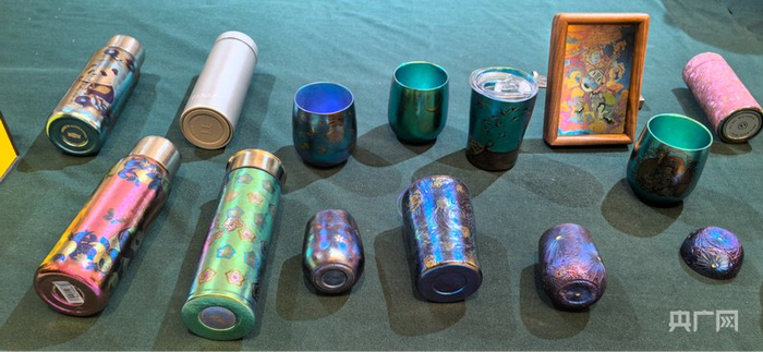 钛金属产品  （央广网记者丁安  摄）