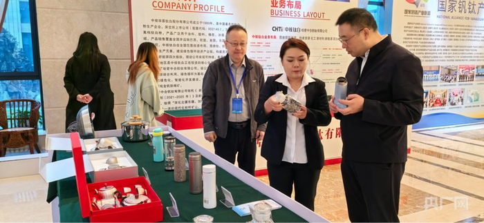 工作人员介绍产品  （央广网记者丁安  摄）